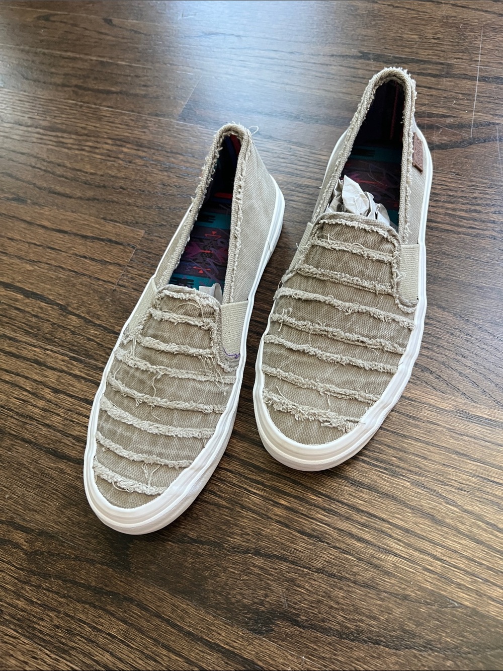 Blowfish Slip-On Women's Canvas Sneakers, size 9, new